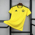 Maillot Al-Nassr domicile 2026/2027 sur fond grillagé