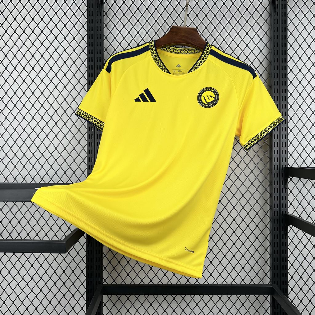 Maillot Al-Nassr domicile 2026/2027 sur fond grillagé