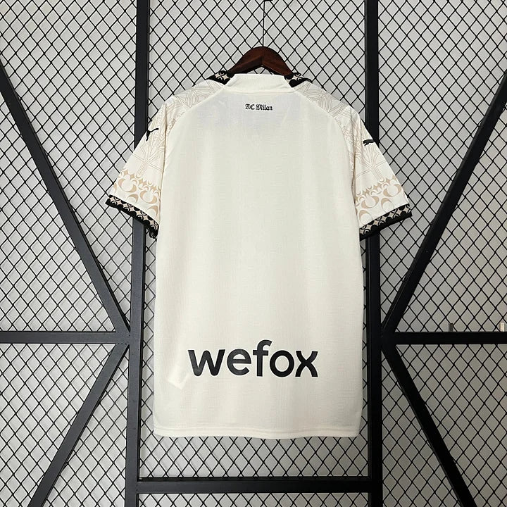 Maillot AC Milan x Pleasures Fourth Blanc 2024/2025, dos sur fond grillagé