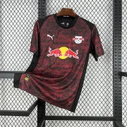 Maillot RB Leipzig Third 2025/2026, face avant sur fond grillagé