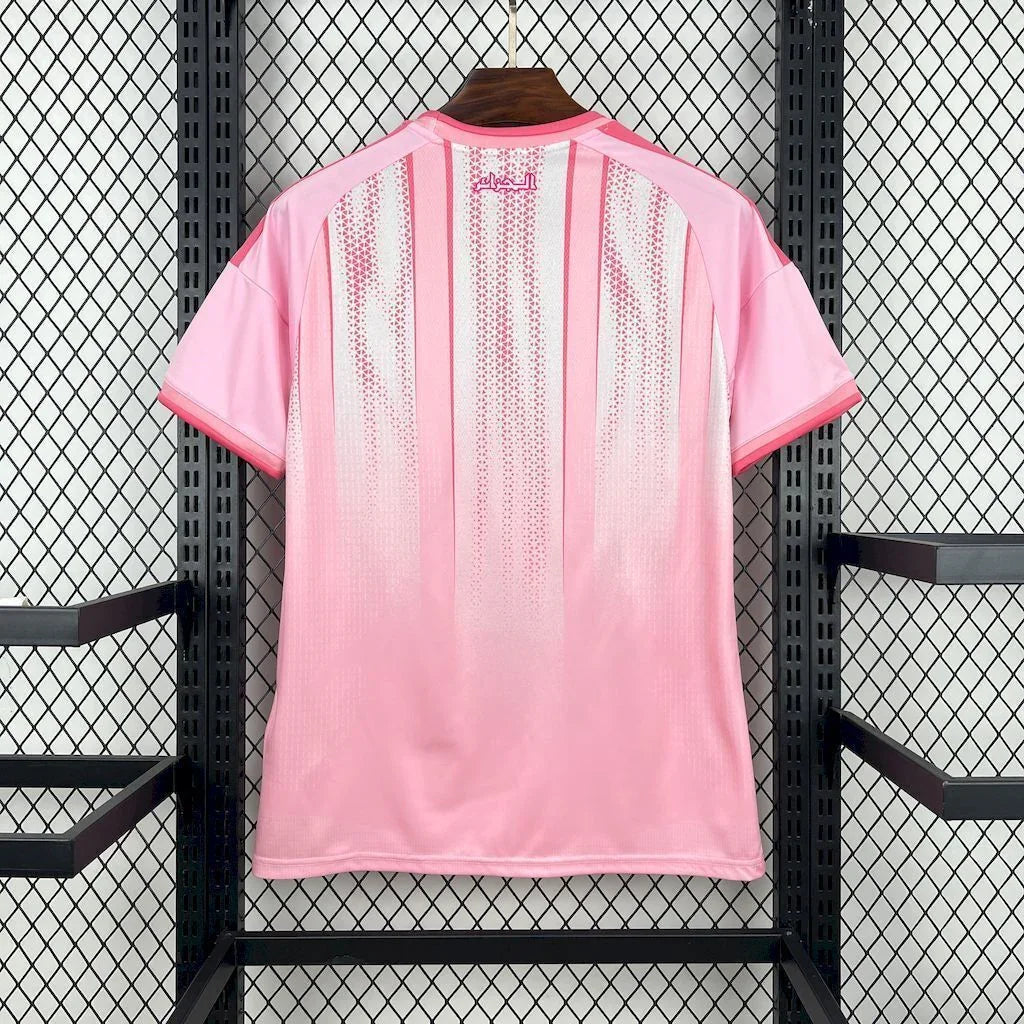 Maillot concept Algérie 2026 rose, dos sur fond grillagé