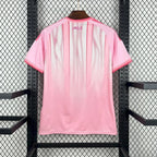 Maillot concept Algérie 2026 rose, dos sur fond grillagé