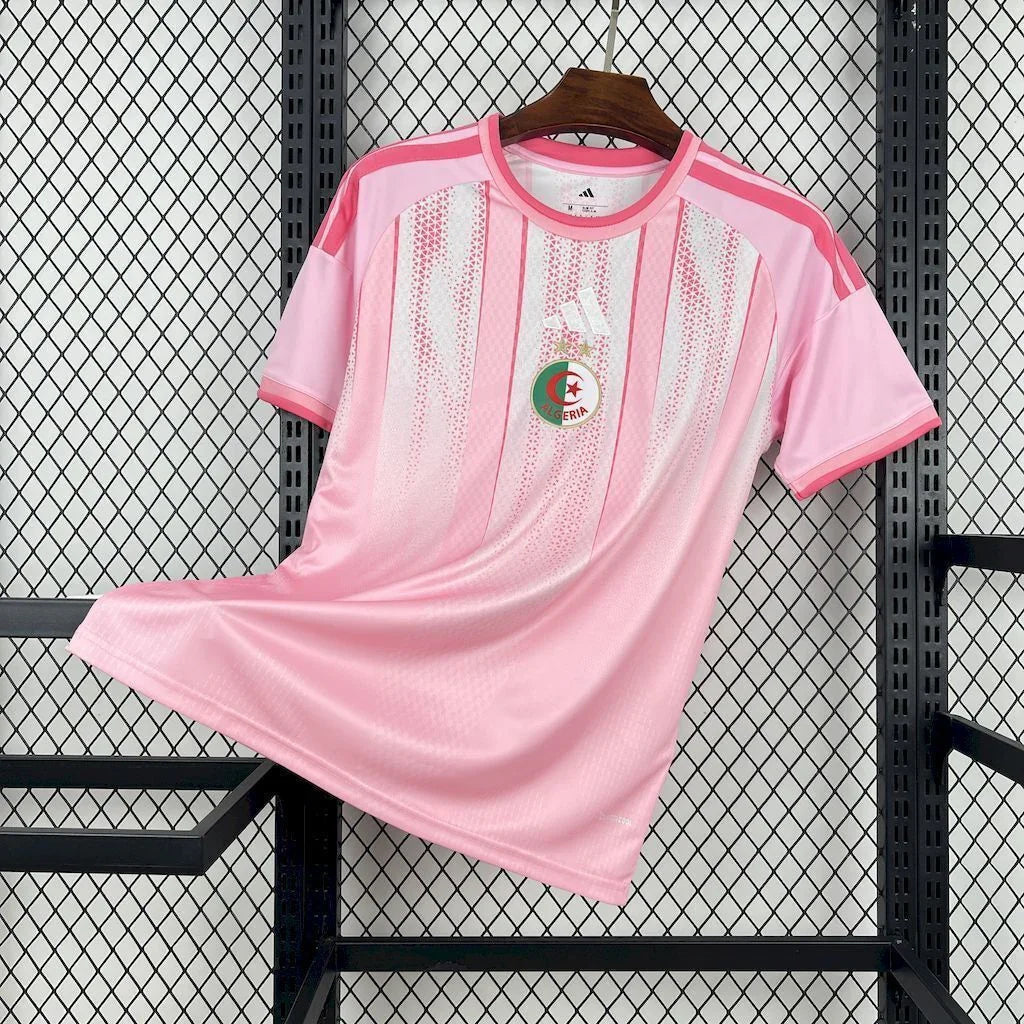 Maillot concept Algérie 2026 rose, face avant sur fond grillagé