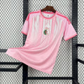 Maillot concept Algérie 2026 rose, face avant sur fond grillagé