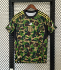 Maillot Adidas x Bape édition 1 à manches courtes sur fond grillagé