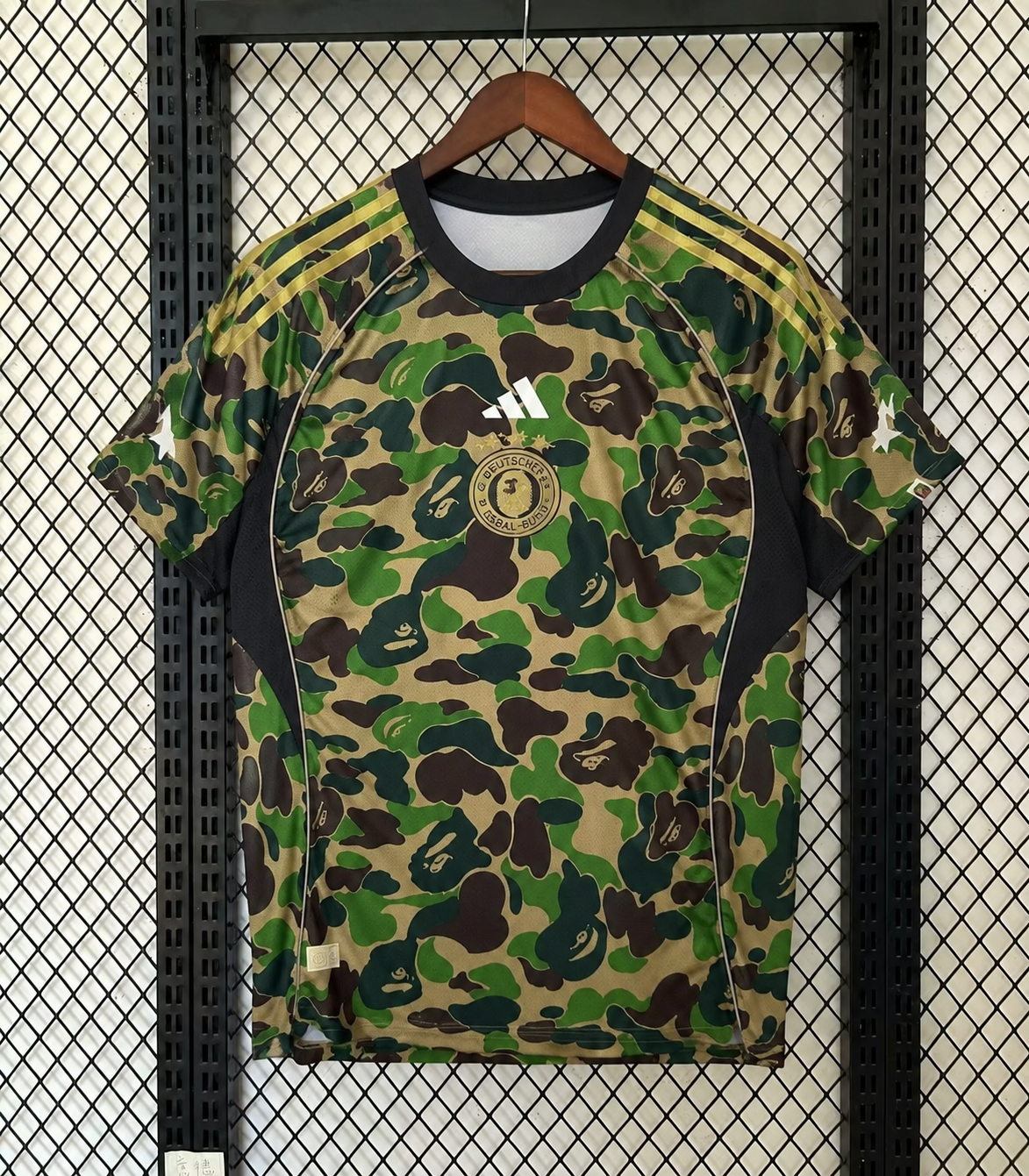 Maillot Adidas x Bape édition 1 à manches courtes sur fond grillagé