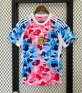 Maillot Adidas x Bape édition 2 à manches courtes sur fond grillagé