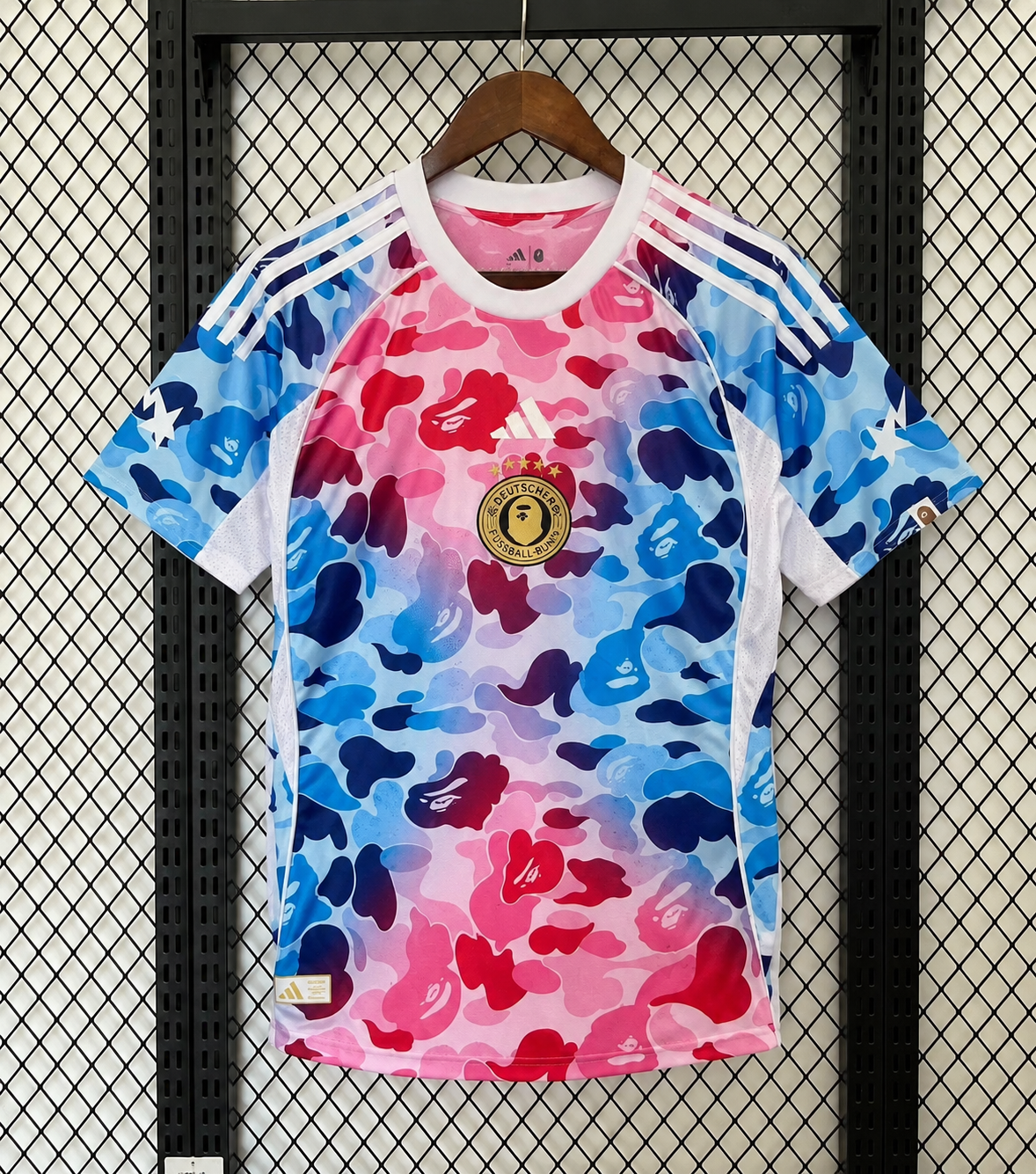 Maillot Adidas x Bape édition 2 à manches courtes sur fond grillagé