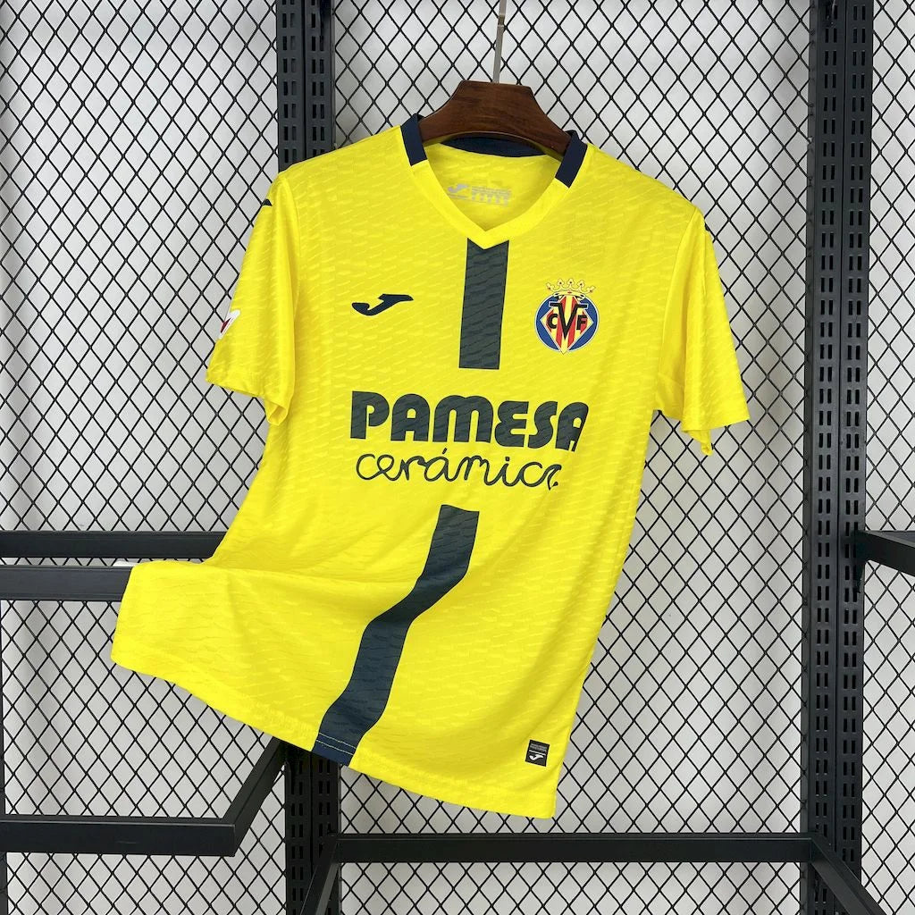 Maillot Villarreal Domicile 2025/2026, face avant sur fond grillagé