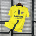 Maillot Villarreal Domicile 2025/2026, face avant sur fond grillagé