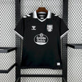 Maillot Celta Vigo Concept 2025/2026 sur fond grillagé