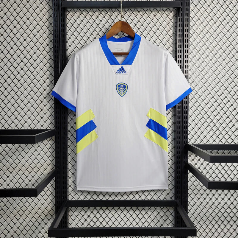 Maillot Leeds United Domicile 2024/2025 sur fond grillagé