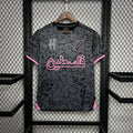 Maillot Palestine Concept Noir Rose 2024/2025 sur fond grillagé