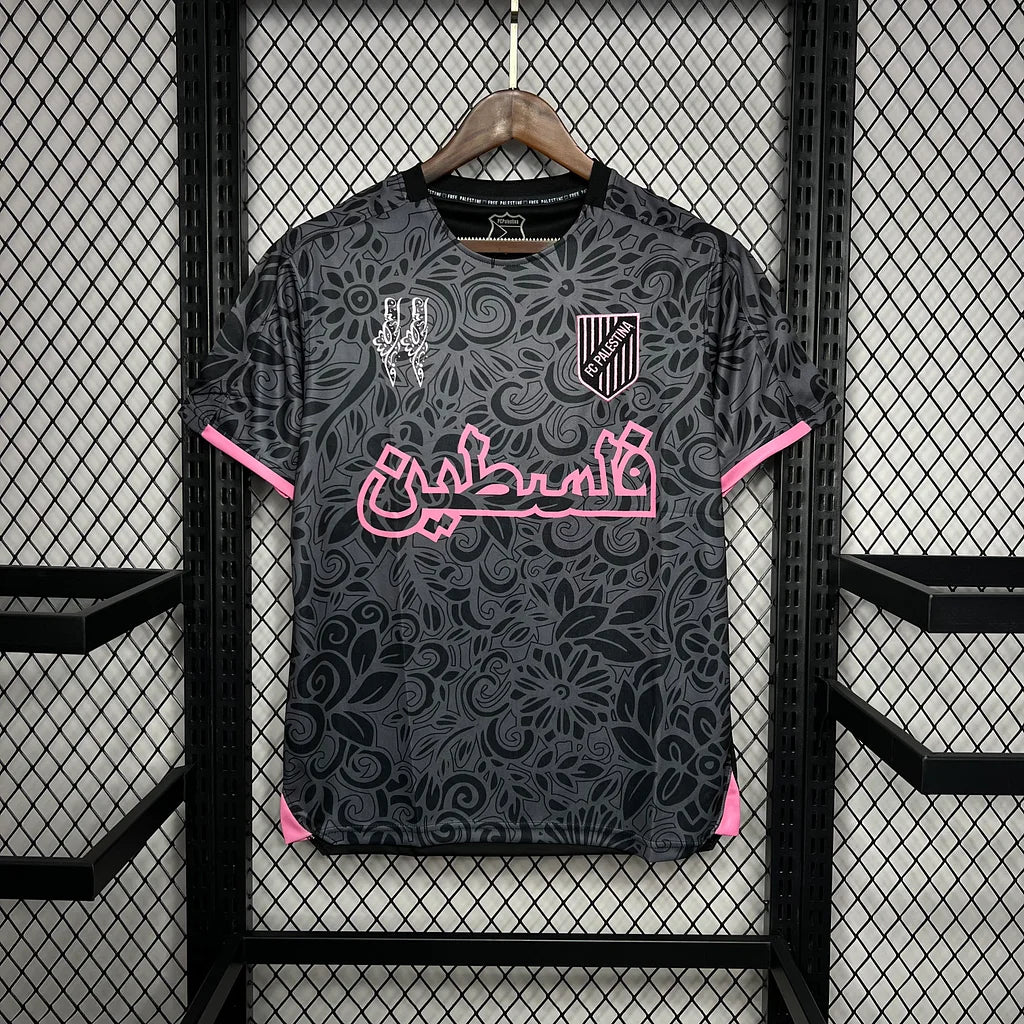 Maillot Palestine Concept Noir Rose 2024/2025 sur fond grillagé