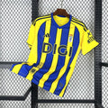 Maillot Real Oviedo Extérieur 2025/2026 sur fond grillagé