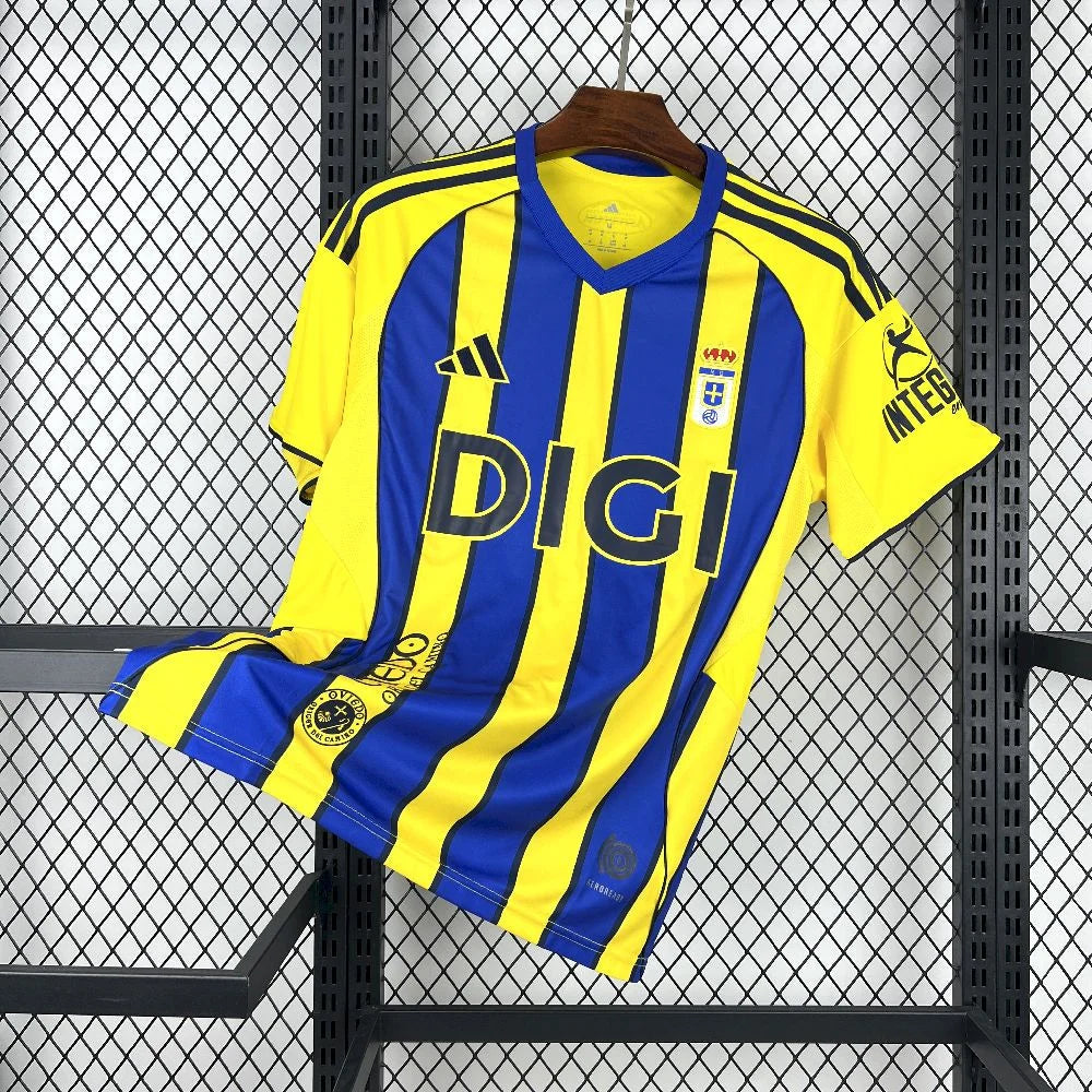 Maillot Real Oviedo Extérieur 2025/2026 sur fond grillagé