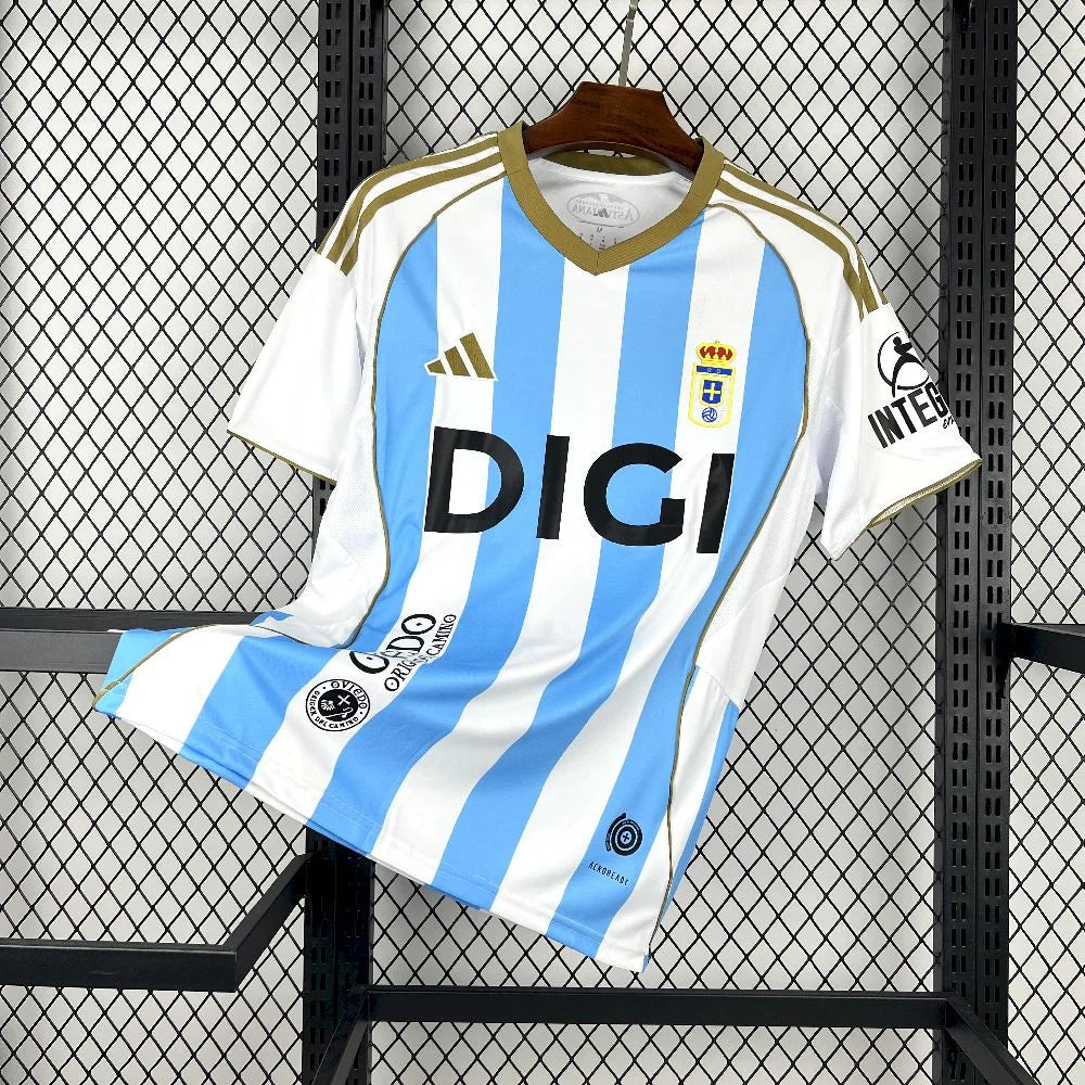 Maillot Real Oviedo Third 2025/2026 sur fond grillagé