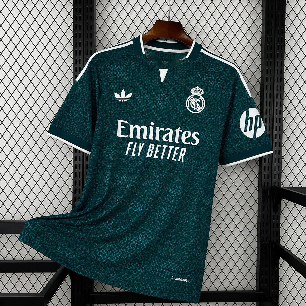 Maillot Real Madrid Extérieur 2026/2027 sur fond grillagé