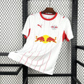 Maillot RB Leipzig Domicile 2026/2027 sur fond grillagé