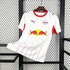 Maillot RB Leipzig Domicile 2026/2027 sur fond grillagé
