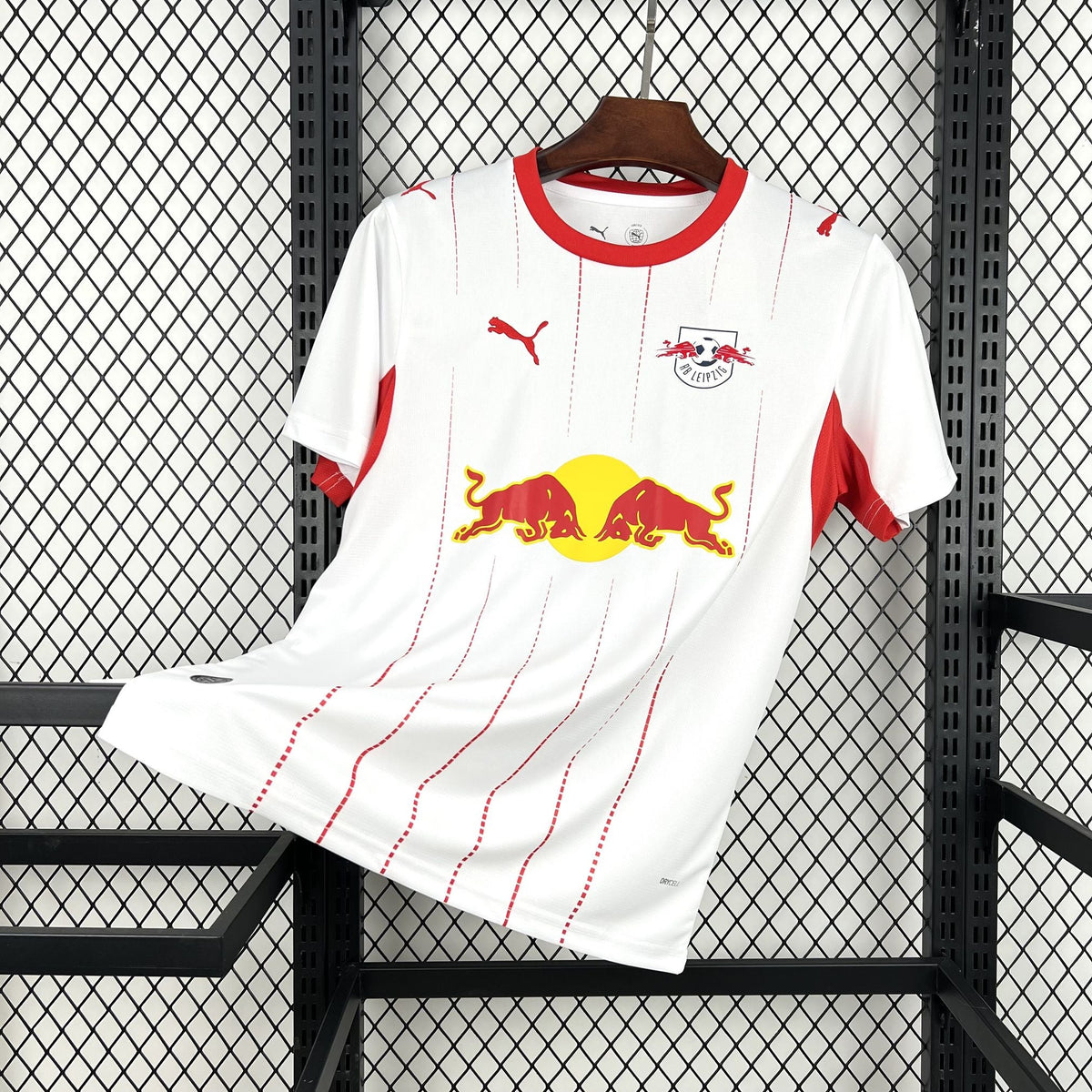 Maillot RB Leipzig Domicile 2026/2027 sur fond grillagé