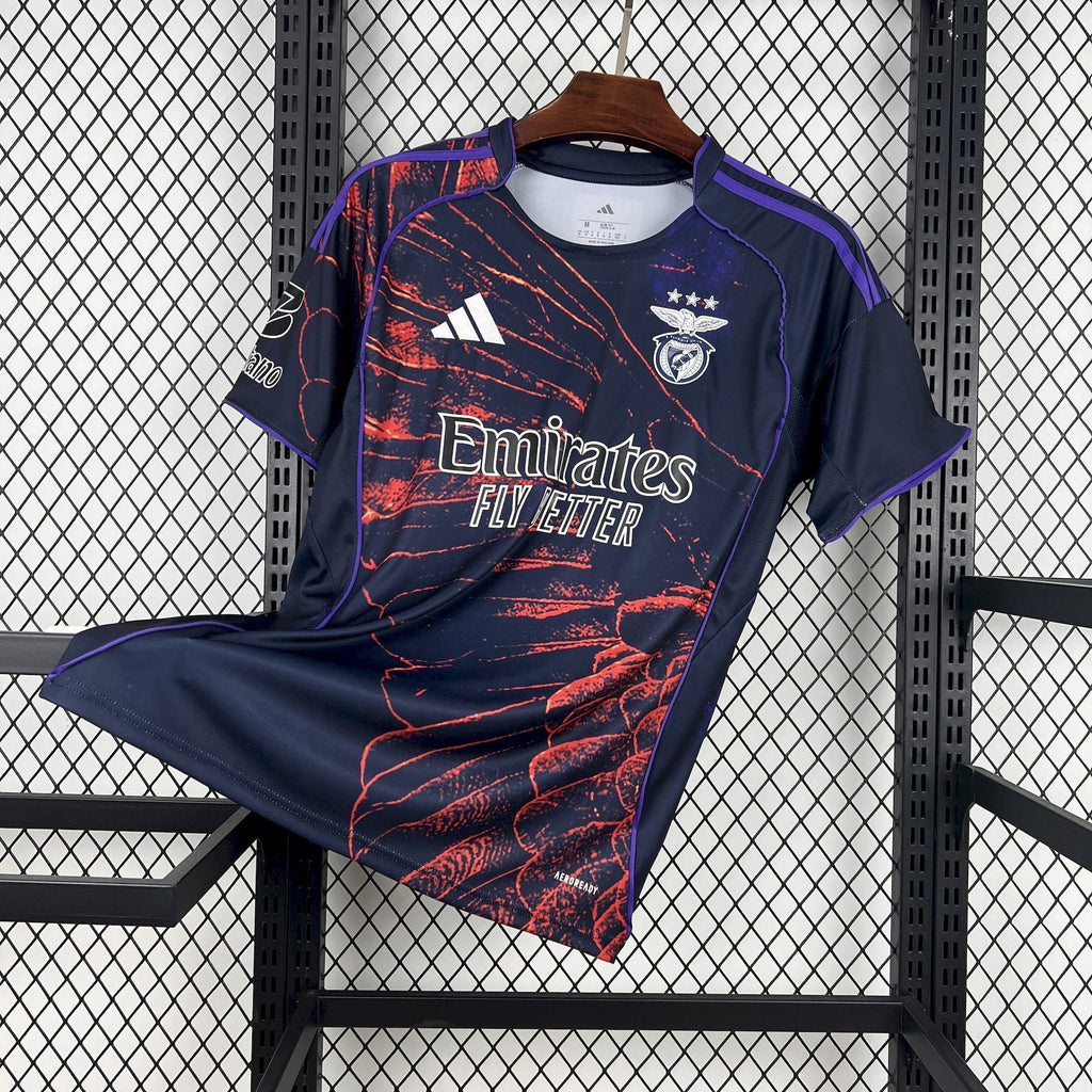 Maillot Benfica Fourth 2026/2027 sur fond grillagé