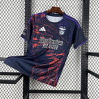 Maillot Benfica Fourth 2026/2027 sur fond grillagé