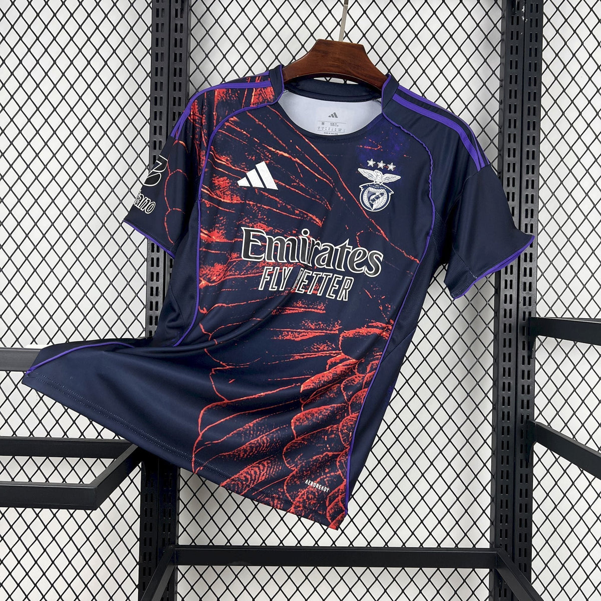 Maillot Benfica Fourth 2026/2027 sur fond grillagé