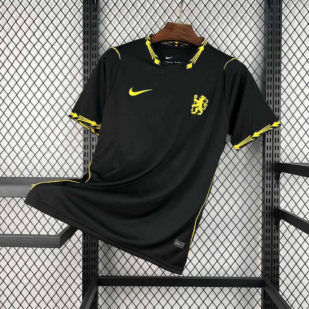 Maillot Chelsea Extérieur 2026/2027 sur fond grillagé