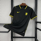 Maillot Chelsea Extérieur 2026/2027 sur fond grillagé