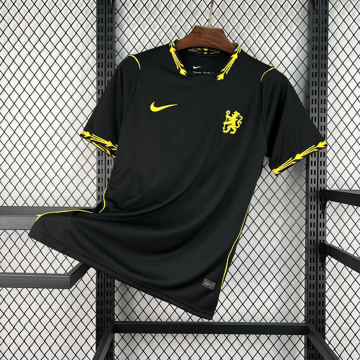 Maillot Chelsea Extérieur 2026/2027 sur fond grillagé