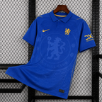 Maillot Chelsea Domicile 2026/2027 sur fond grillagé