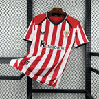 Maillot Athletic Bilbao Domicile 2026/2027 sur fond grillagé