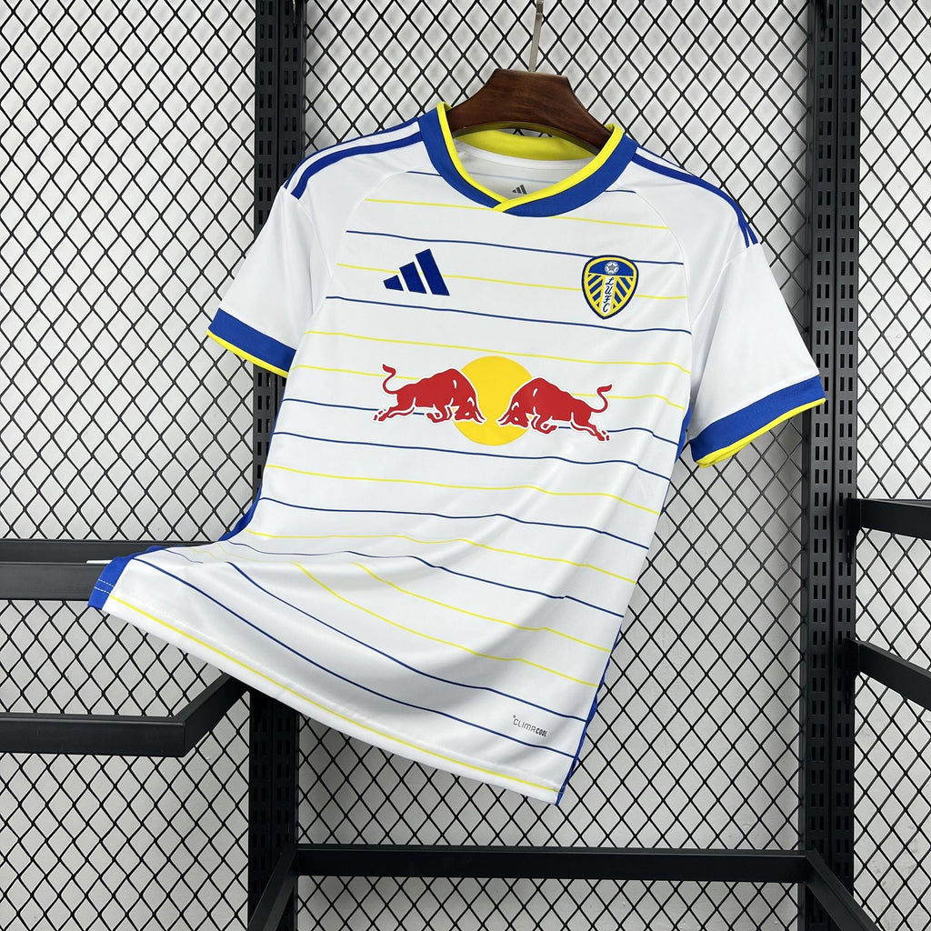 Maillot Leeds United Domicile 2026/2027 sur fond grillagé