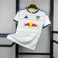 Maillot Leeds United Domicile 2026/2027 sur fond grillagé