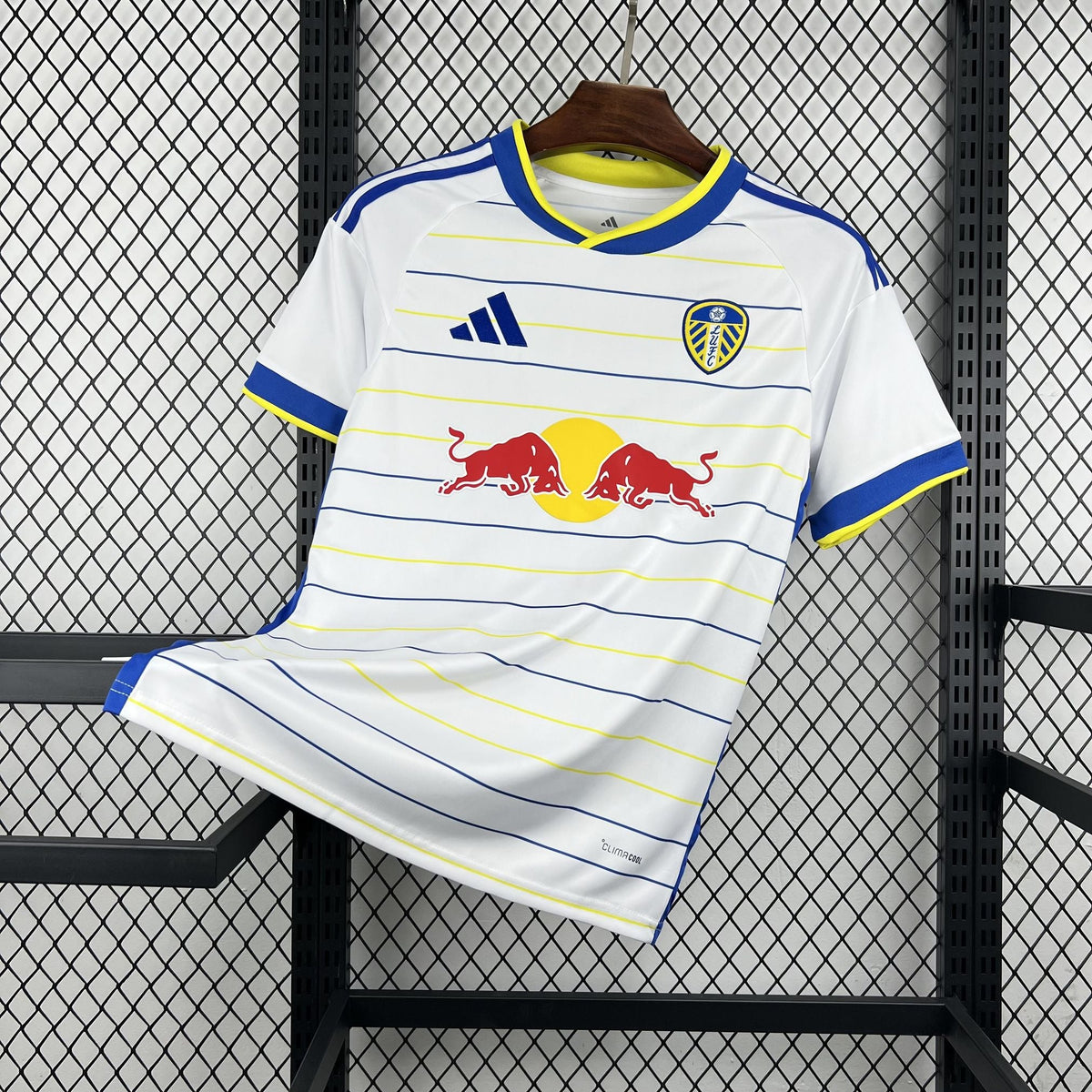 Maillot Leeds United Domicile 2026/2027 sur fond grillagé