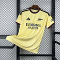 Maillot Arsenal Third 2026/2027 sur fond grillagé