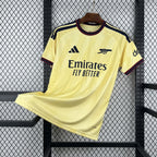 Maillot Arsenal Third 2026/2027 sur fond grillagé