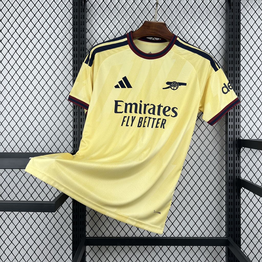 Maillot Arsenal Third 2026/2027 sur fond grillagé