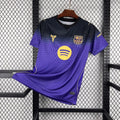 Maillot FC Barcelone Extérieur 2026/2027 sur fond grillagé