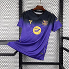 Maillot FC Barcelone Extérieur 2026/2027 sur fond grillagé