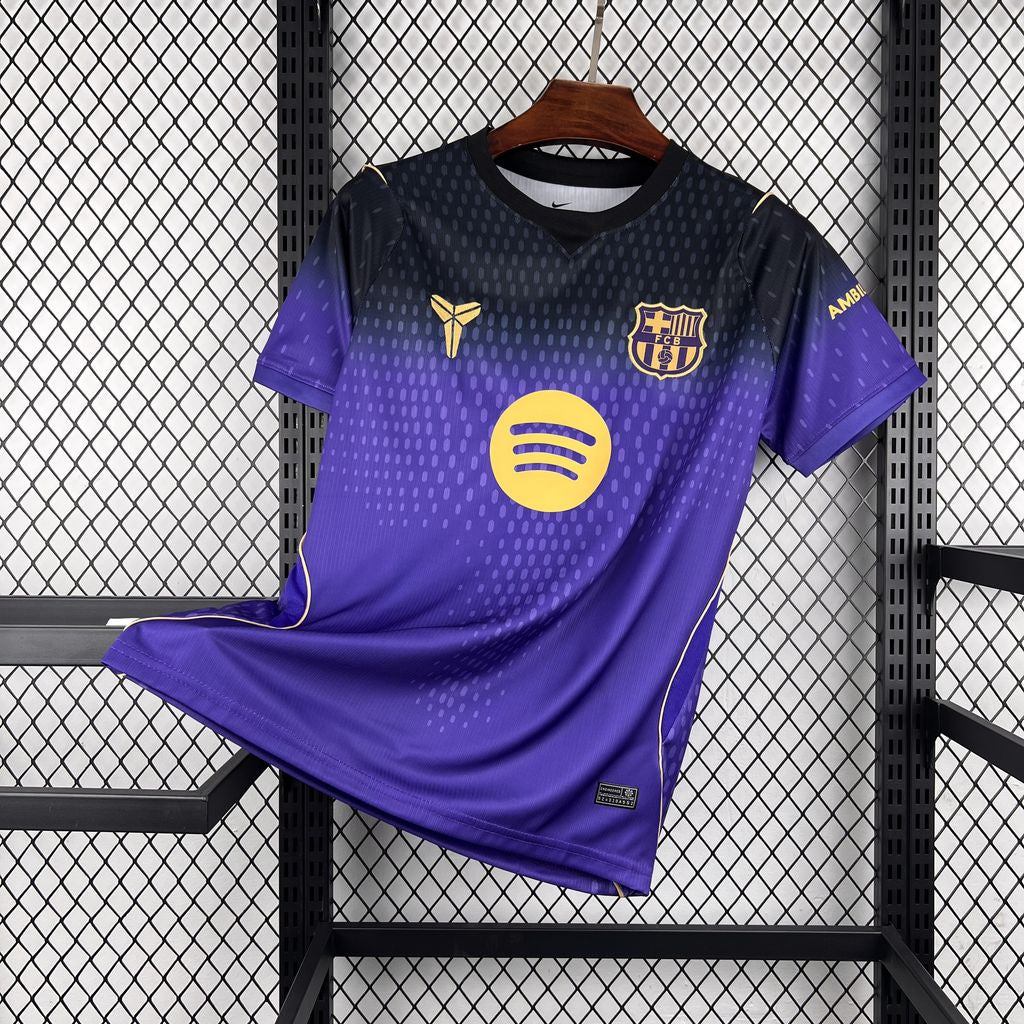 Maillot FC Barcelone Extérieur 2026/2027 sur fond grillagé