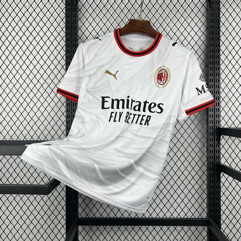 Maillot AC Milan Extérieur 2026/2027 sur fond grillagé