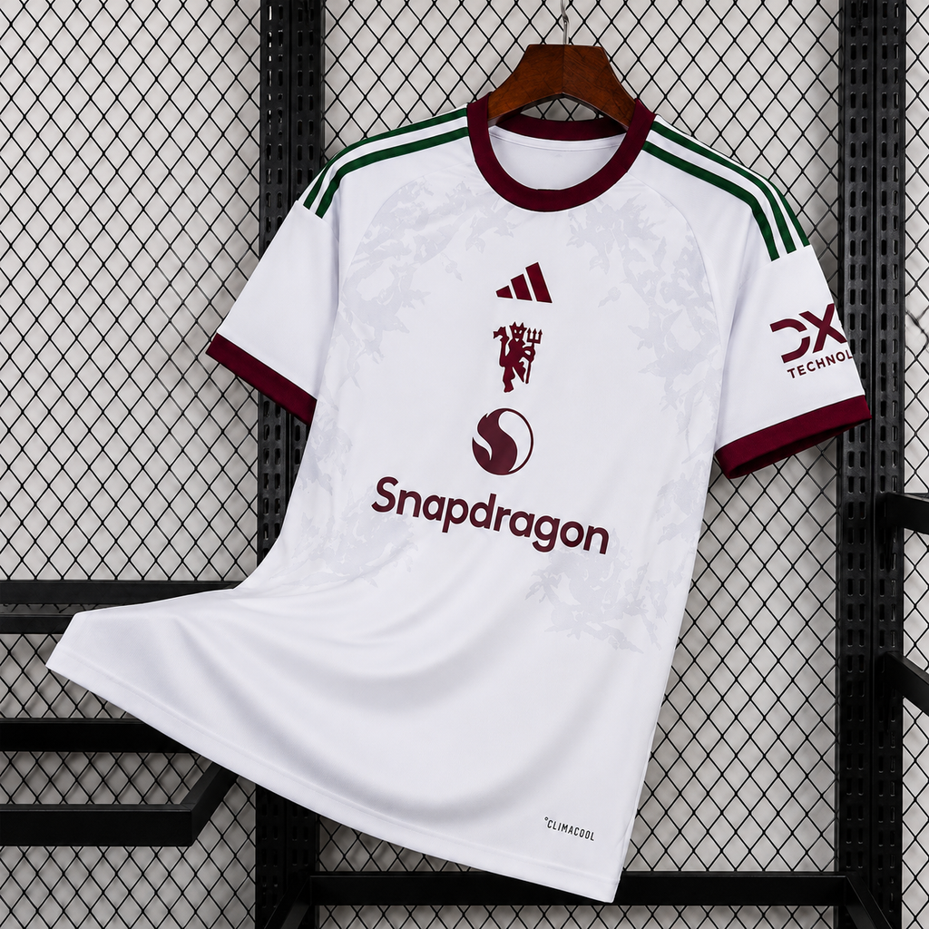 Maillot Manchester United Extérieur 2026/2027 sur fond grillagé