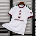 Maillot Manchester United Extérieur 2026/2027 sur fond grillagé