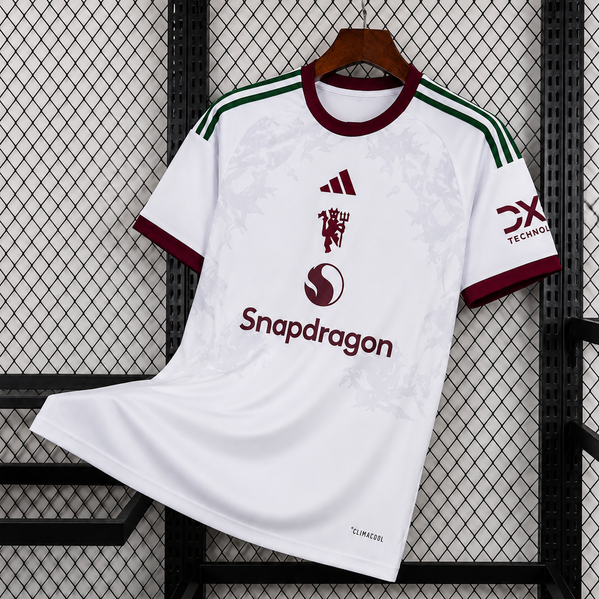Maillot Manchester United Extérieur 2026/2027 sur fond grillagé
