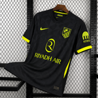 Maillot Atlético Madrid Extérieur 2026/2027 sur fond grillagé
