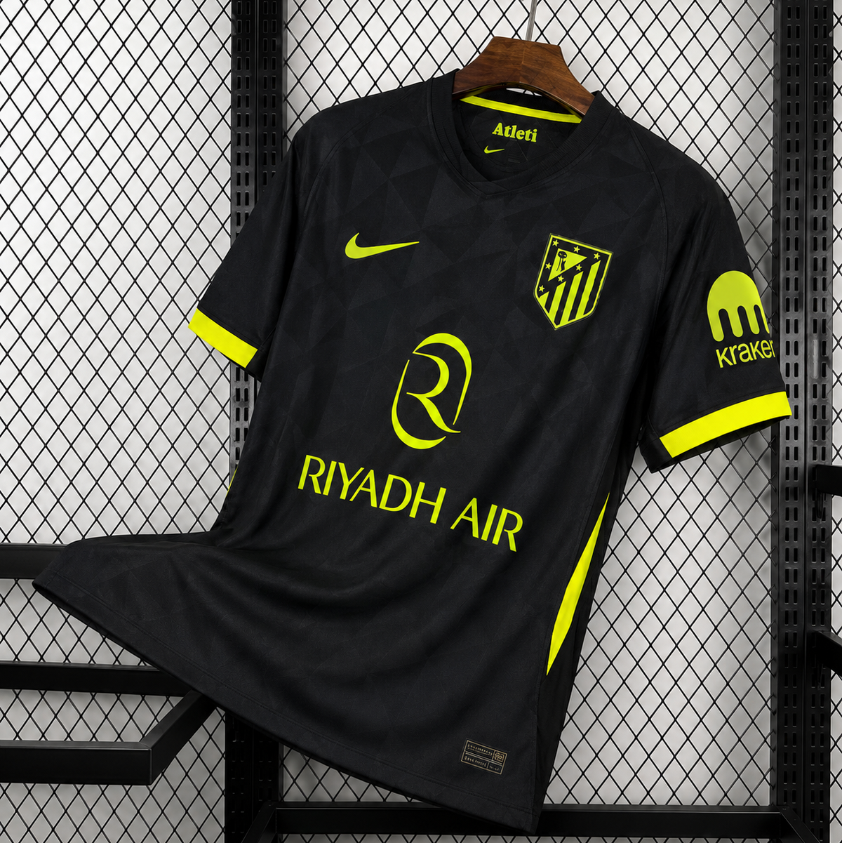 Maillot Atlético Madrid Extérieur 2026/2027 sur fond grillagé