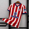 Maillot Atlético Madrid Domicile 2026/2027 sur fond grillagé