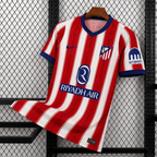 Maillot Atlético Madrid Domicile 2026/2027 sur fond grillagé